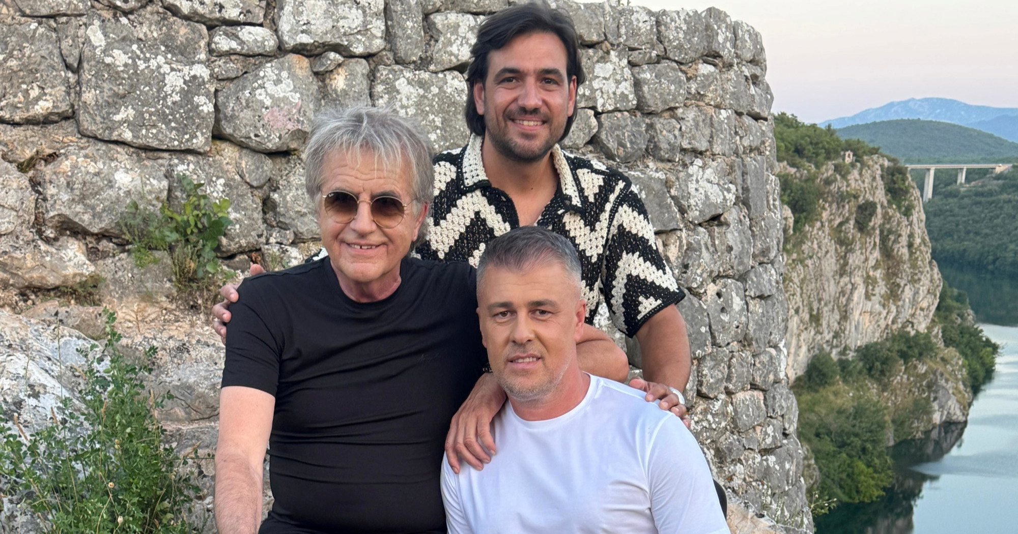 Autor Ako ne znaš šta je bilo napisao pjesmu Krštenje. Pjeva je "princ dijaspore"