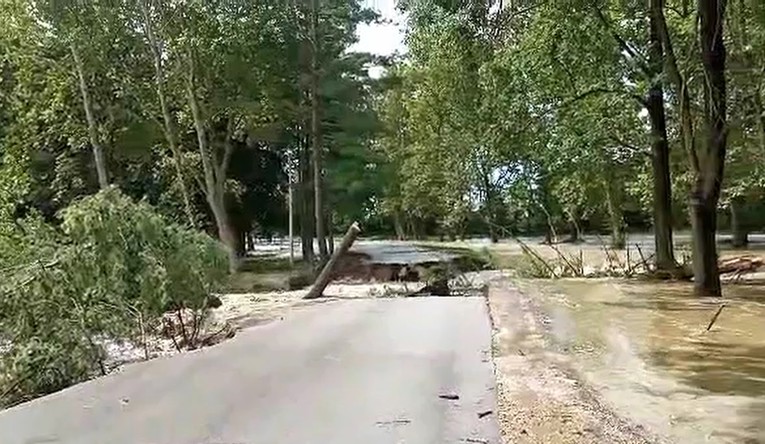 VIDEO Pogledajte kako je Drava razorila cestu kod Koprivnice