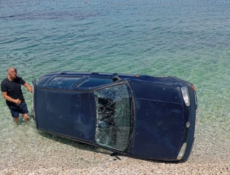 Auto na Braču završio u moru, pogledajte