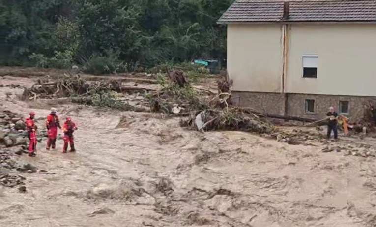 Pogledajte snimku spašavanja muškarca opkoljenog vodom. Spasioci stigli u zadnji tren