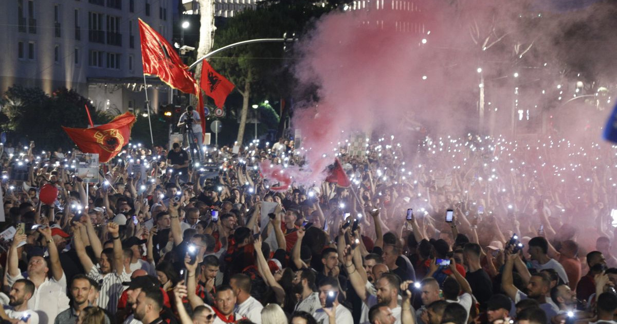 BBC: Zahuktava se "Flamingo revolucija". Tisuće traže ostavku albanskog premijera