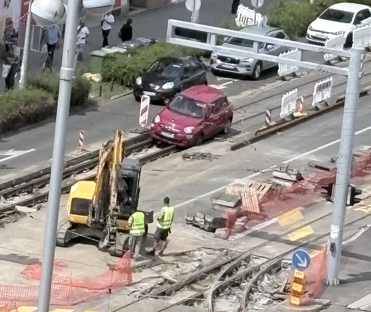 Još jedan auto upao u tramvajske tračnice na prometnom zagrebačkom raskrižju