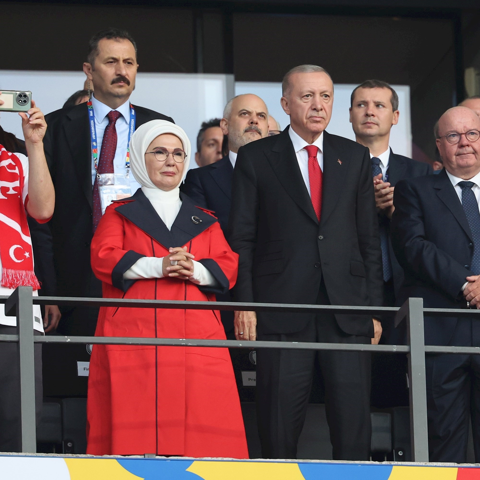 Erdogan snimljen na tribinama u Berlinu, na utakmicu poveo i suprugu Eminu