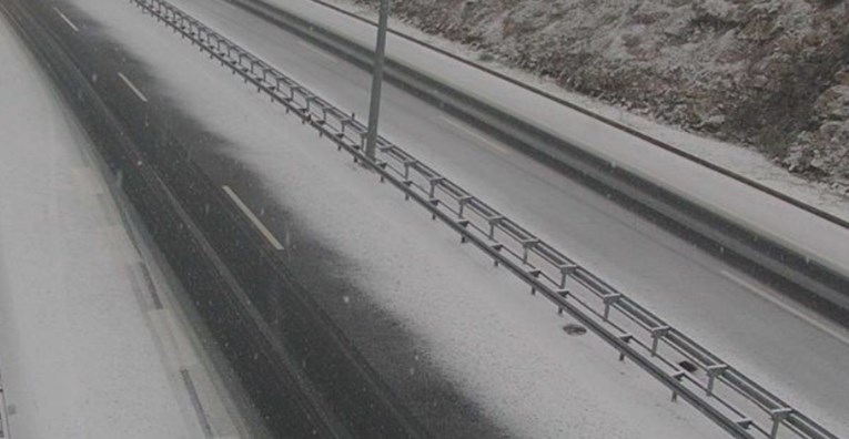 VIDEO U Dalmaciji pada snijeg