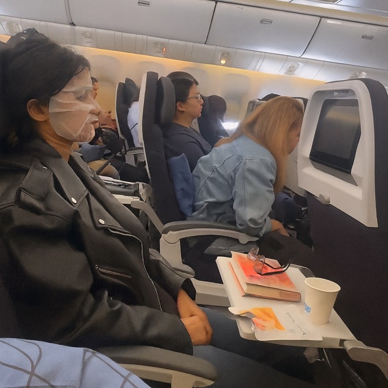 Počela paničariti zbog turbulencija, a onda je vidjela što radi njezina pripravnica