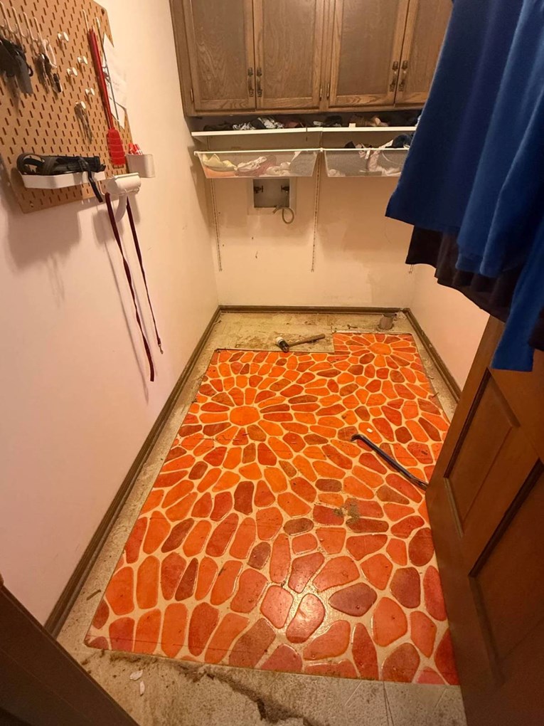 Renovirali su kuću i pronašli neobične pločice ispod poda, ljudi su oduševljeni