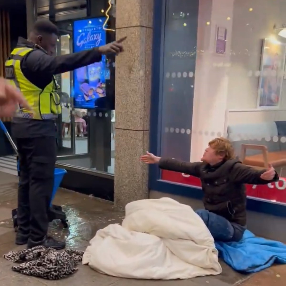 VIDEO Zaštitar u Londonu beskućniku smočio vreću za spavanje, McDonald’s se ispričao