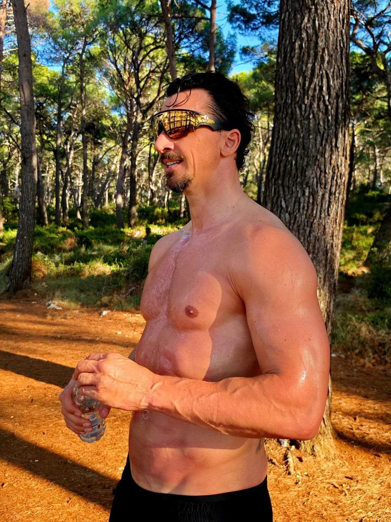 Zlatan Ibrahimović bez majice pokazao mišiće, vježbao u šumi u Hrvatskoj