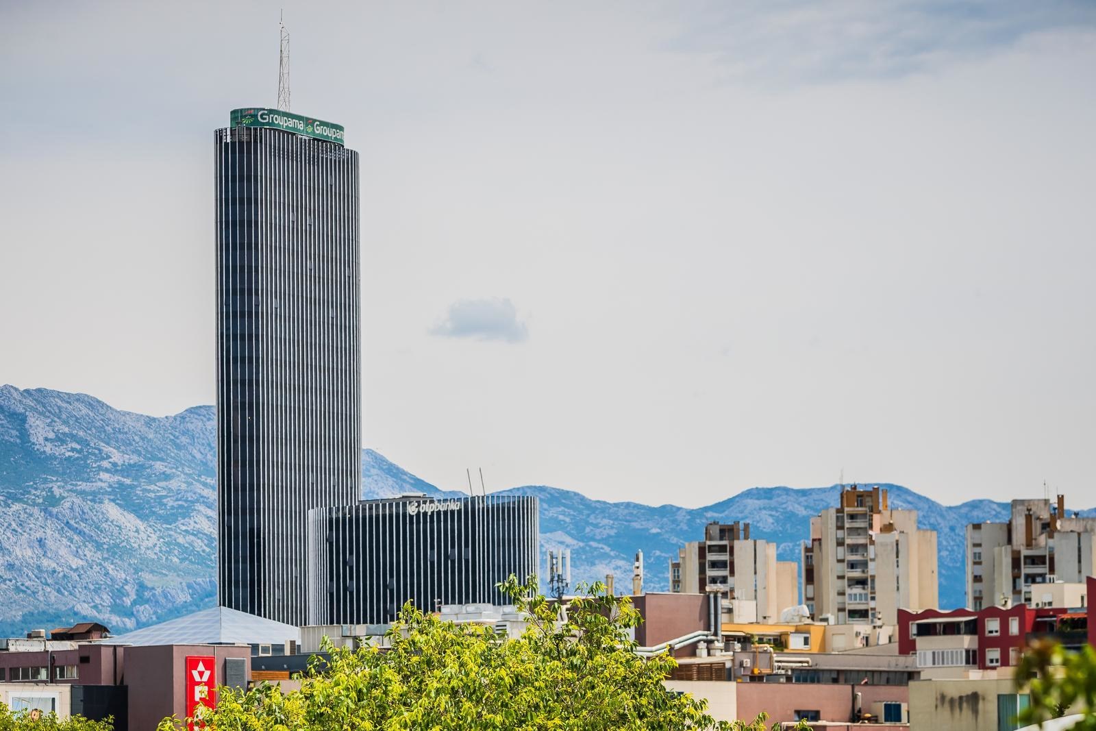 Muškarac s padobranom skočio s Dalmatia Towera u Splitu, sletio na auto