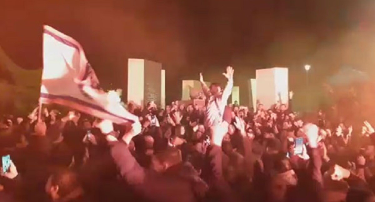 VIDEO Livaja nakon dočeka na ramenima navijača pjevao "Mrzim Dinamo, srpsko ime to"