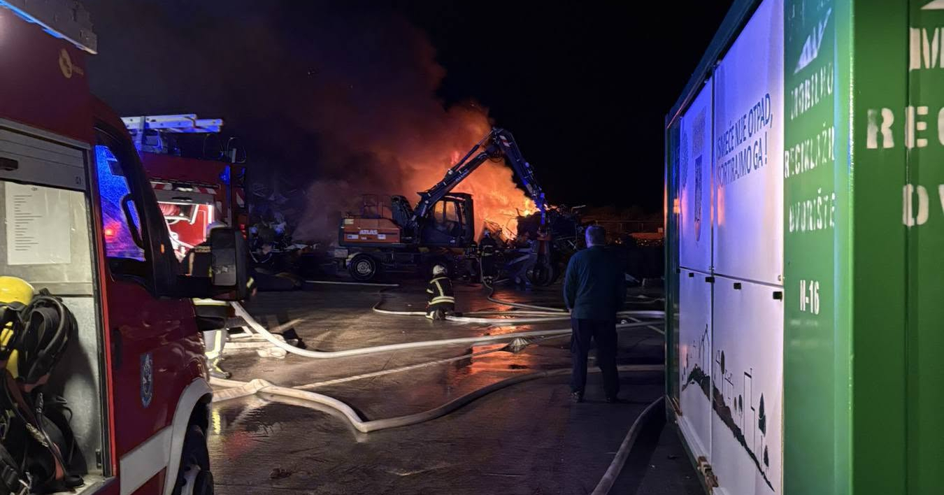 FOTO Veliki požar u sortirnici otpada na Rabu, gorjele tone smeća