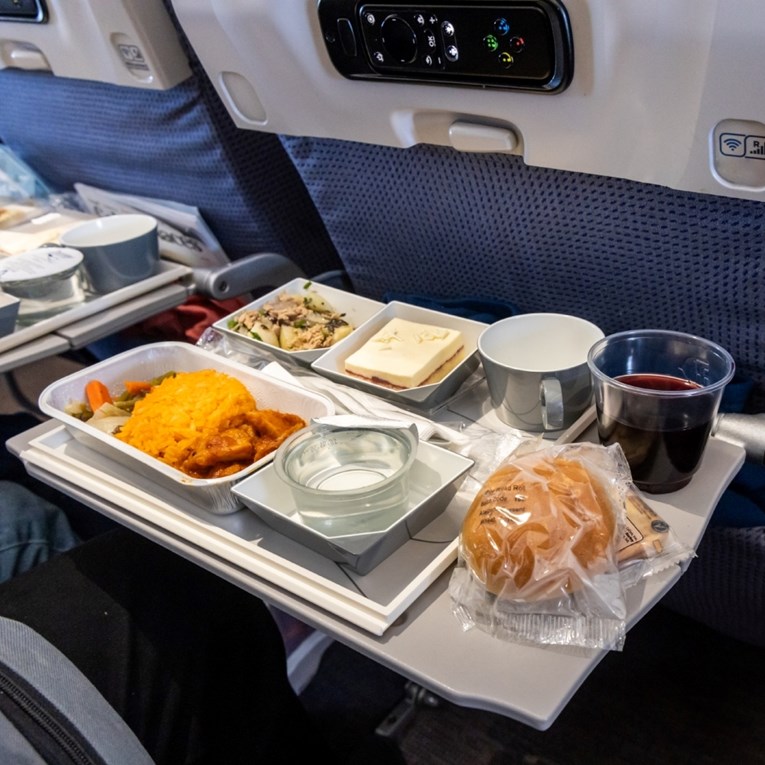 Liječnik podijelio jezivu istinu o hrani u avionu i otkrio zašto je nikad ne jede