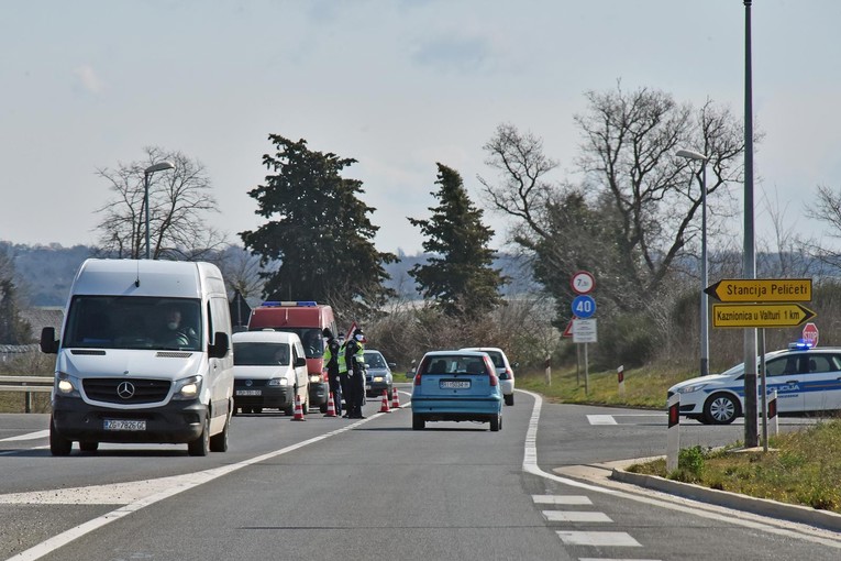 62-godišnjakinja u Puli htjela proći bez propusnice pa izvrijeđala policajce