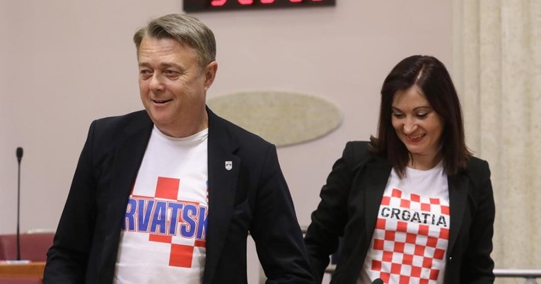 FOTO HDZ-ovci stigli u sabor u hrvatskim majicama