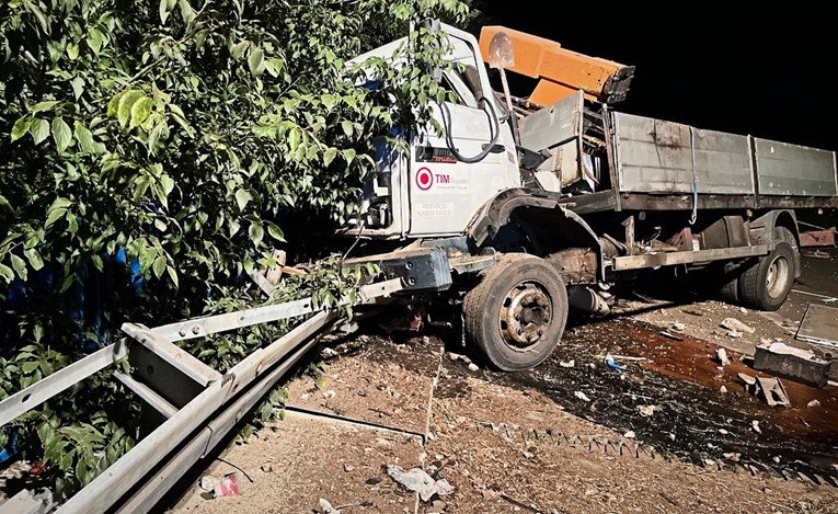 Detalji teške nesreće kod Rijeke: Vozač iskočio iz jurećeg kamiona, na mjestu je umro