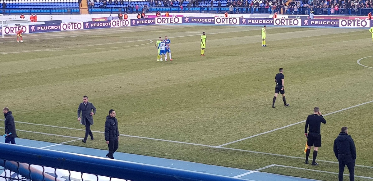 Bjelica zbog divljanja i unošenja u suca dobio crveni, Kohorta ga izvrijeđala