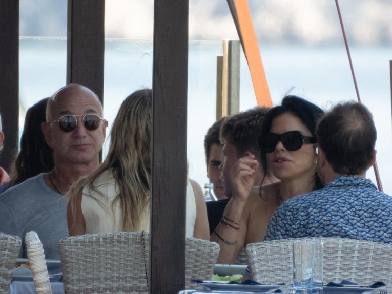Bezos s prijateljima ručao u Luci Šipanskoj, pogledajte snimke