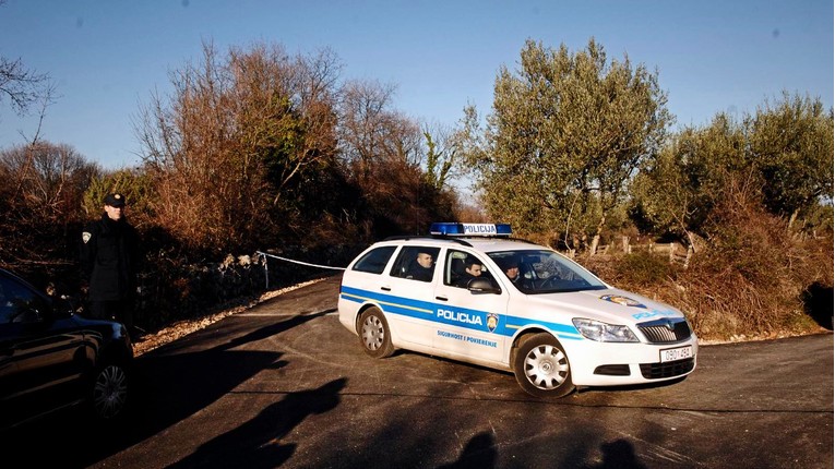 Uhvaćen mladić koji je na Krku krao janjce, pljačkao kafiće i razbijao aute