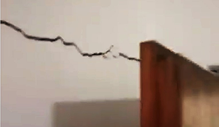 Širi se snimka, vidi se popucali zid kuće u Dicmu