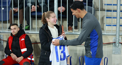 Ramon Mierez prije utakmice u Osijeku darovao dres slijepoj obožavateljici