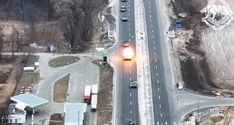 VIDEO Konvoj ruskih tenkova ide cestom. Pogledajte ukrajinsku zasjedu