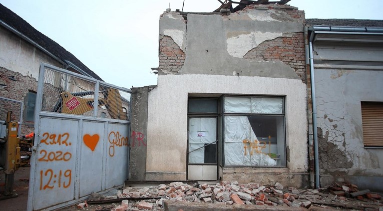Na ogradi razrušene kuće ostat će zabilježen jedan od najgorih trenutaka u Hrvatskoj