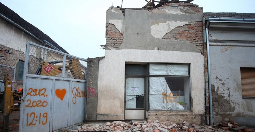 Na ogradi razrušene kuće ostat će zabilježen jedan od najgorih trenutaka u Hrvatskoj