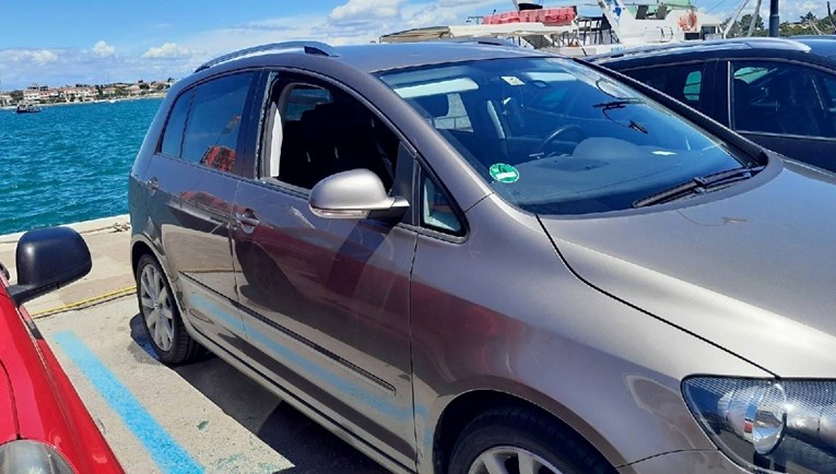 Roditelji u Istri ostavili bebu u autu 45 minuta, spašena je. U kolicima vozili psa