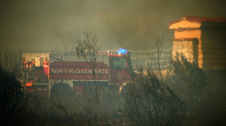 Požar kod Imotskog zaprijetio kućama