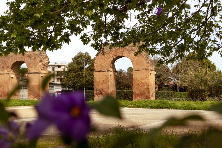Migranti provalili u auto u Rimu. Silovali djevojku (18) pred njezinim zaručnikom