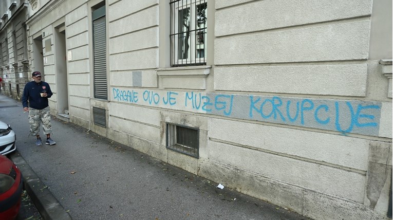 Na ulazu u Kovačevićev klub osvanuo zanimljiv grafit, pogledajte fotografije