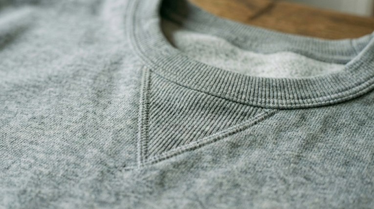 Zašto neke majice imaju mali trokut na vratu? Odgovor će vas iznenaditi