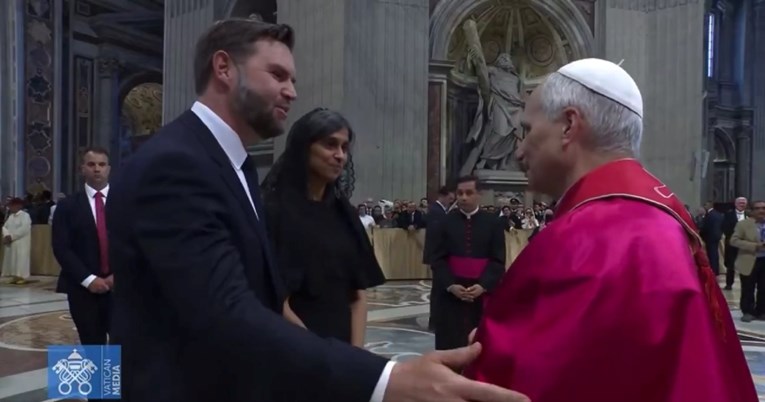 "Prekršio je protokol": JD Vancea kritiziraju zbog neprimjerene geste prema Papi