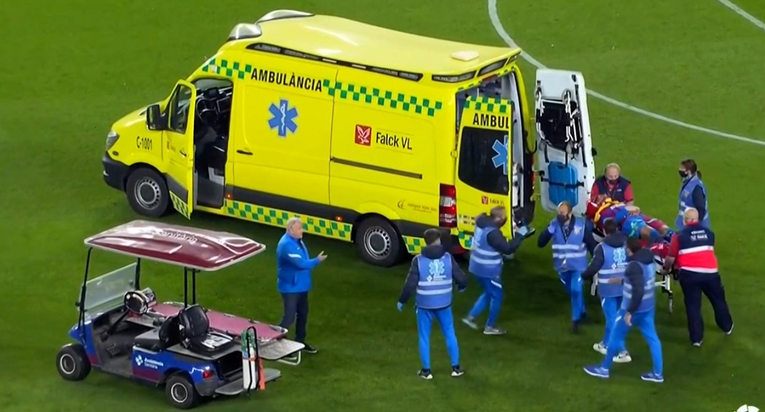 VIDEO Teška ozljeda braniča Barcelone. Stadion je utihnuo, hitna ga odvezla u bolnicu