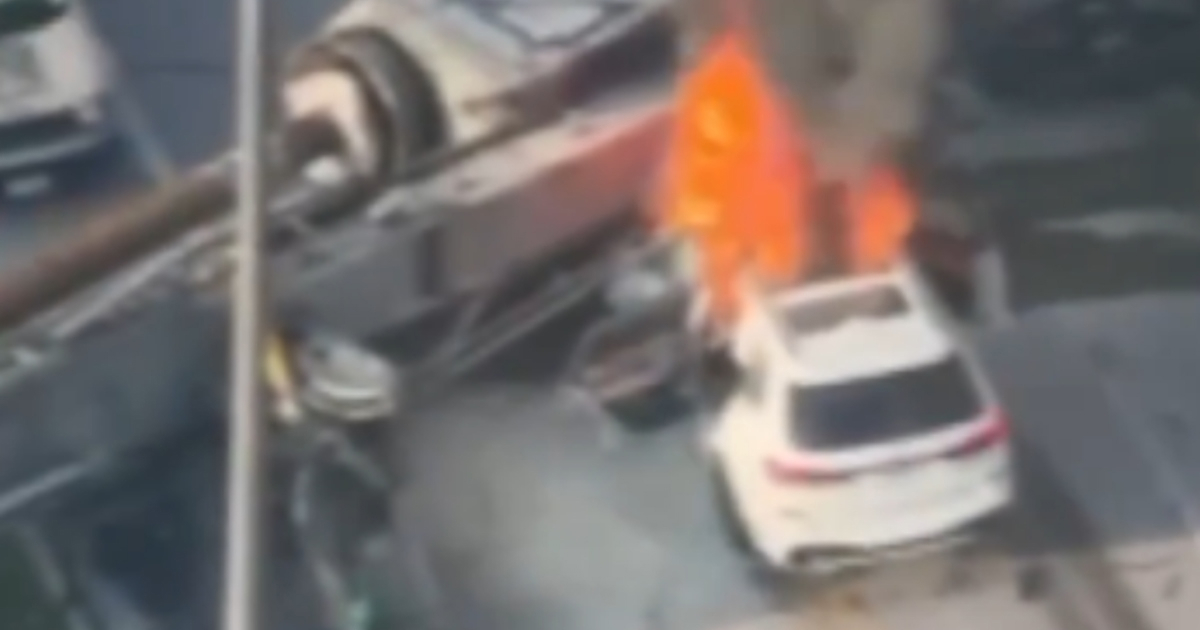 VIDEO Građevinski stroj pao na auto u Miamiju. Vozačica se uspjela izvući