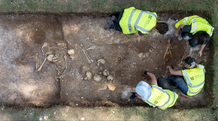 FOTO U Velikoj Britaniji otkrivena jama puna kostura starih 1200 godina