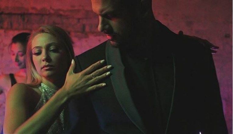 Boris Rogoznica se u novom spotu mazi sa seksi plavušom, pjesma iznenadila sve