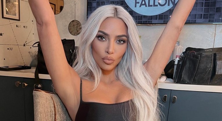 Milijuni pričaju o naslovnici Kim Kardashian, pozirala gole stražnjice