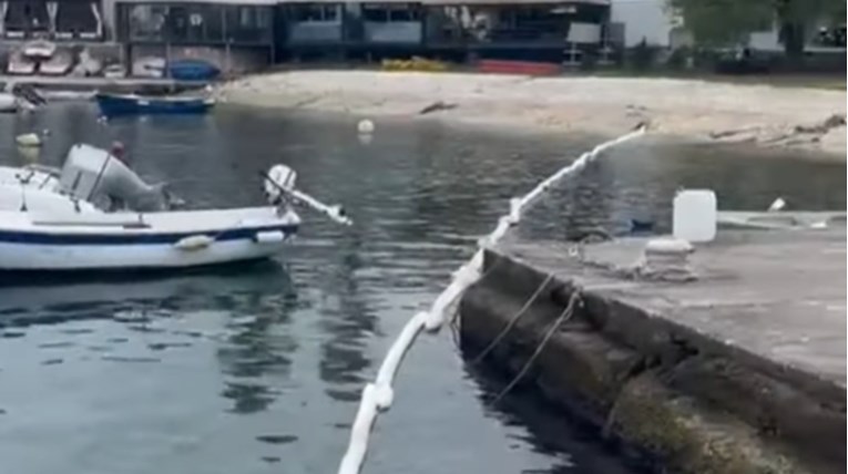 VIDEO Ekološki incident na Hvaru. Više tona nafte iscurilo u more