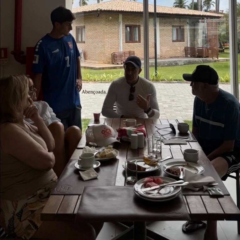 Objavljena slika sina albanskog izbornika u dresu Srbije. Navijači Albanije bijesni