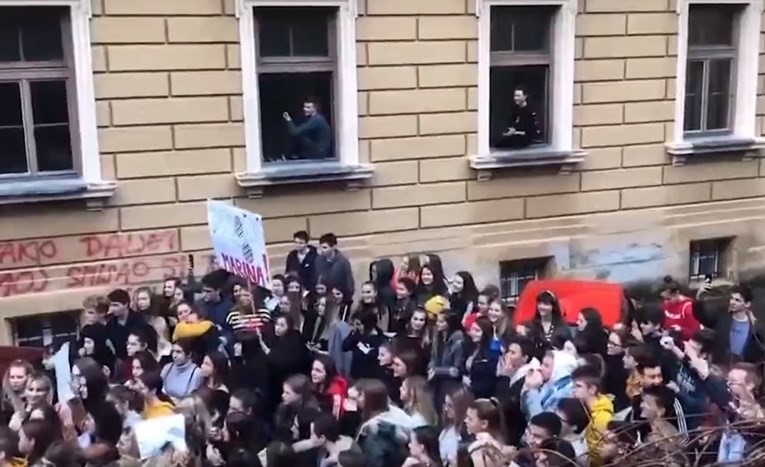 Prosvjed učenika zbog smjene vjeroučitelja, vikali po školskim hodnicima