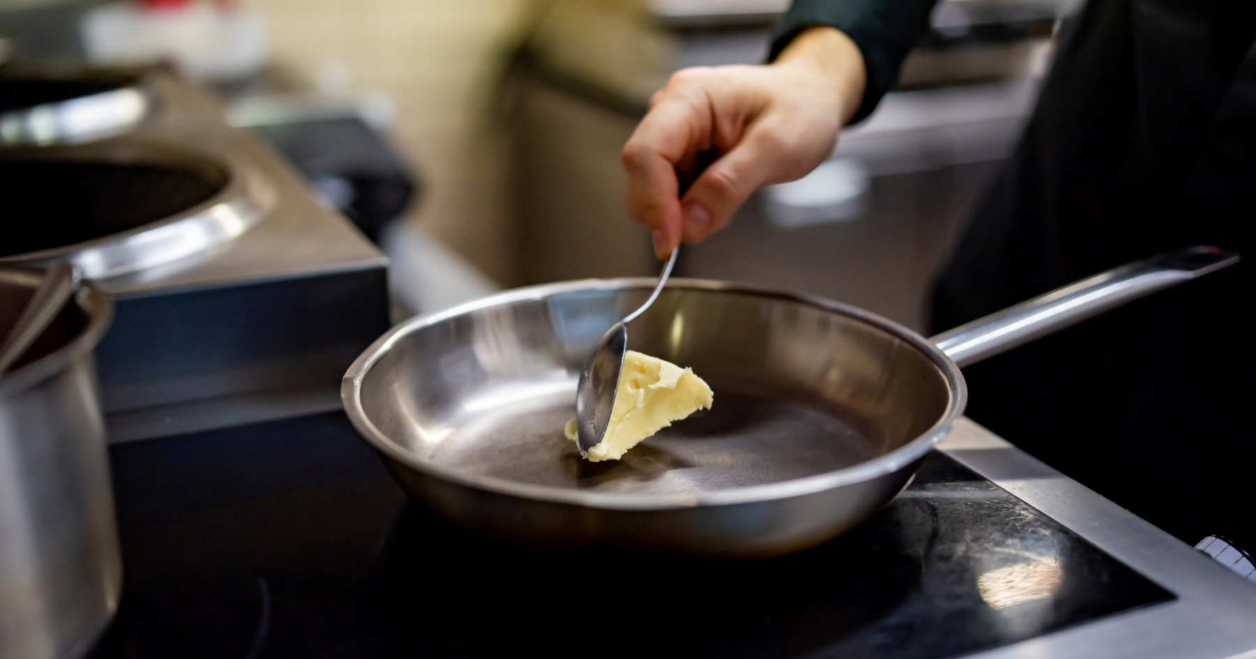 Sitnica koja čini razliku: Dodaju li se ulje i maslac na vruću ili hladnu tavu?