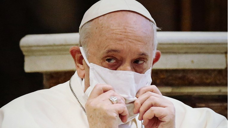 Papa Franjo prvi put nosio masku u javnosti