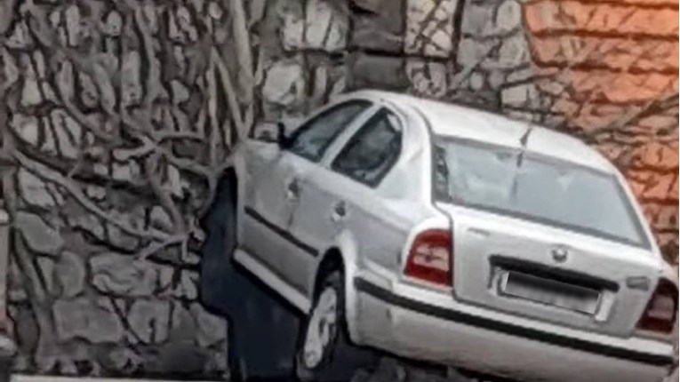 VIDEO Pijani vozač kod Trilja sletio s ceste, automobil ostao na stablu