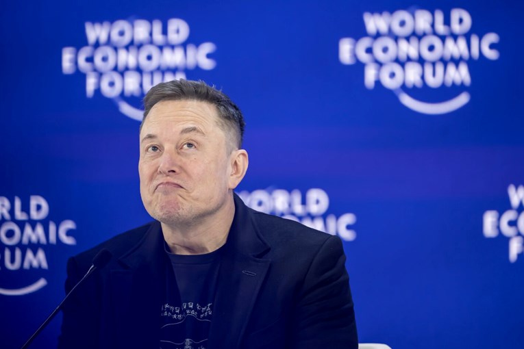 Musk u Davosu: Roboti će nadmašiti ljude, a AI ljudsku inteligenciju