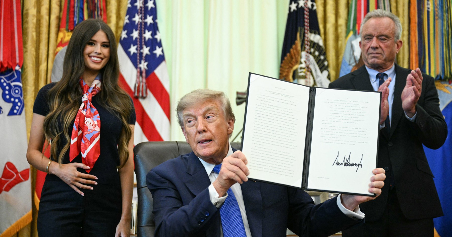 Djevojka iza leđa Donalda Trumpa zaludjela internet. Otkriveno tko je ona