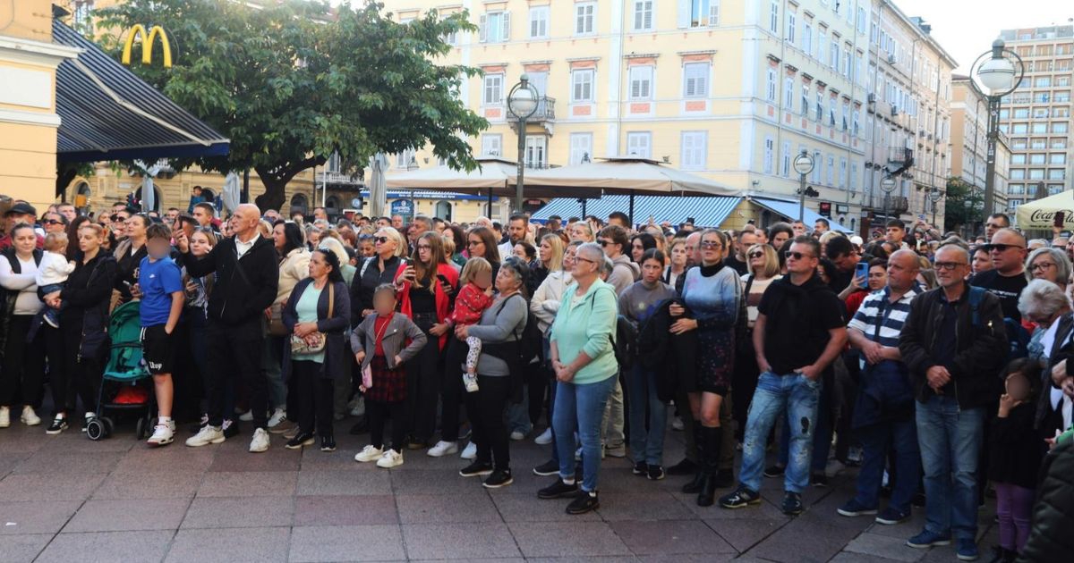 VIDEO Riječani se okupili na Korzu i zapjevali Halidove pjesme