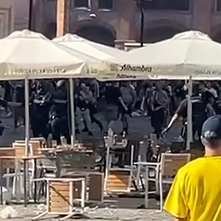 VIDEO Kaos u Sevilli. Makljaža između policije i navijača Barcelone