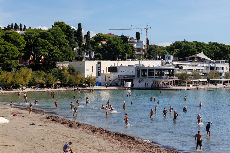 Ovako izgleda Split sredinom listopada. Ljudi se sunčaju i kupaju