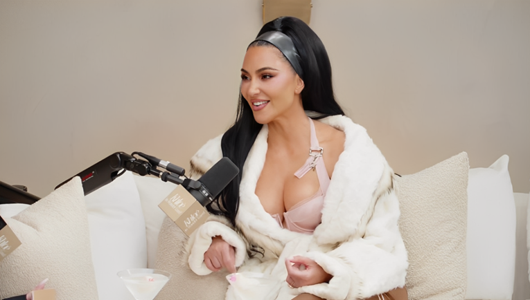 Kim Kardashian kao retro bomba u pin-up grudnjaku i frizuri iz 60-ih